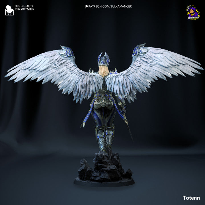Dame Aylin | Fan Sculpted Statue