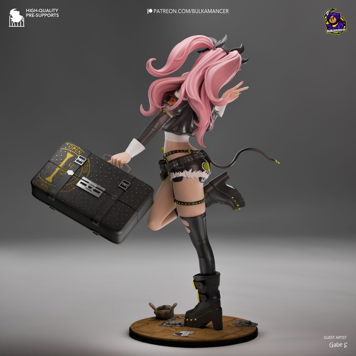 Nicole | Fan Sculpted Statue